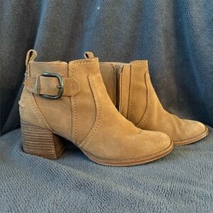 UGG Women's Leahy ankle boot